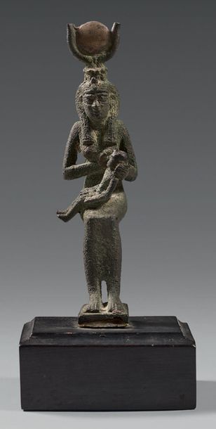 null Statuette of Isis breastfeeding Horus topped with the solar disk framed by hathoric...