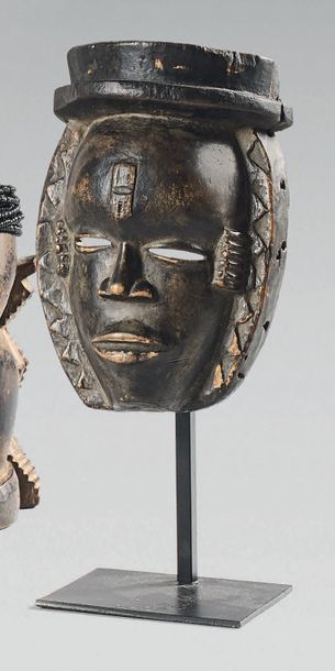 null Petit masque IBIBIO / EKET (Nigeria). Le faciès anthropomorphe est surmonté...