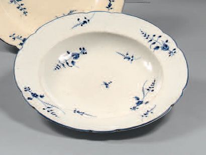 CHANTILLY Assiette à potage en porcelaine à pâte tendre, décorée en bleu à la brindille.
XVIIIème...