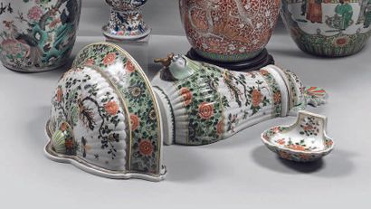 SAMSON à Paris Covered wall fountain with its porcelain basin and a wall shell, richly...