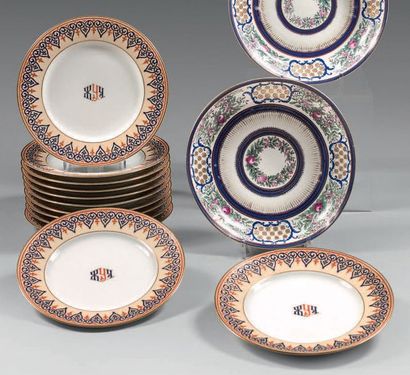 RUSSIE (Manufacture des Frères Kornilov) Douze assiettes en porcelaine à décor bleu,...