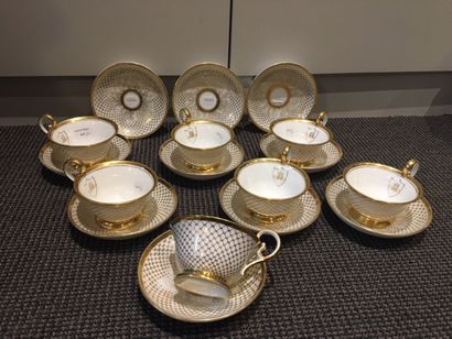 PARIS Sept tasses à thé et dix soucoupes, décorées à l'or de quadrillages encadré...