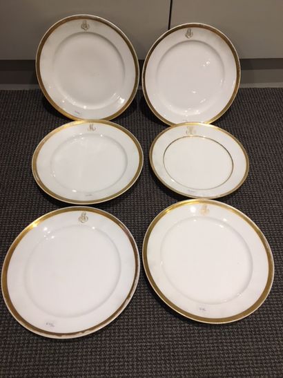 PARIS, Manufacture de Dincry Set of twenty-three circular flat porcelain plates decorated...