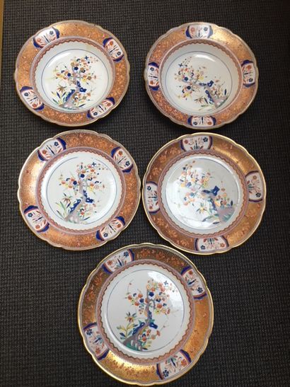 Genre de Vienne Suite de neuf assiettes plates et deux assiettes à potages en porcelaine...