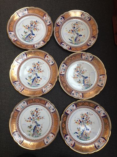 Genre de Vienne Suite de neuf assiettes plates et deux assiettes à potages en porcelaine...