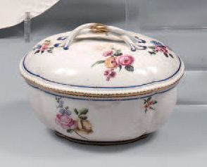 SÈVRES Covered sugar bowl in oval soft porcelain of ribbed shape, the grip of the...