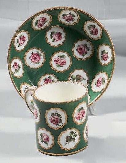 SÈVRES Tasse litron en porcelaine tendre, 1ère grandeur, à fond vert décorée de roses...
