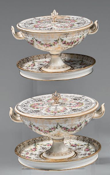 SÈVRES Pair of circular cutlery broths on pedestal and their displays, the grip of...