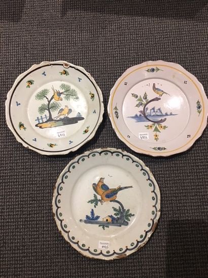 NEVERS Trois assiettes en faïence à bordures contournées décorées d'oiseaux perchés...
