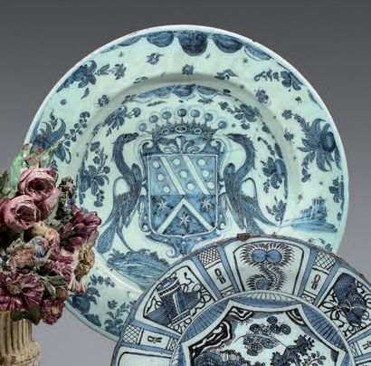 SAVONE Large circular earthenware dish decorated in a monochrome blue coat of arms...