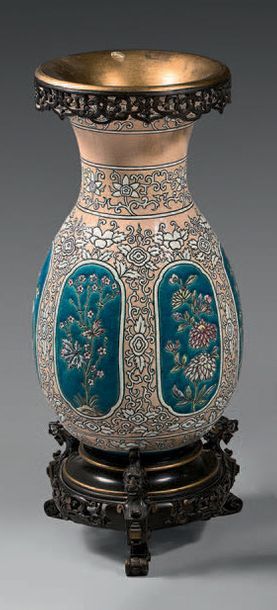 PARIS (dans le goût de Deck ou de Colinot) Vase de forme balustre en porcelaine à...