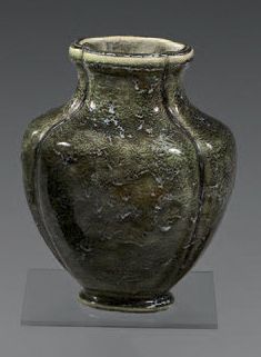 SEVRES par Claude Boulmé Vase en céramique côtelé de forme balustre à quatre pans,...