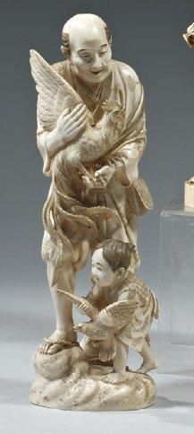 null Okimono en ivoire représentant un homme et un enfant tenant respectivement un...