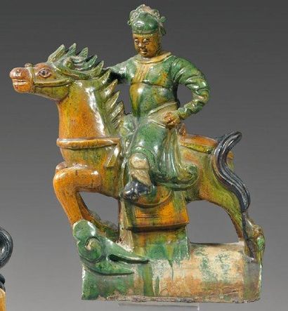 null Sujet formant tuile faîtière représentant une divinité du Tao sur un cheval...
