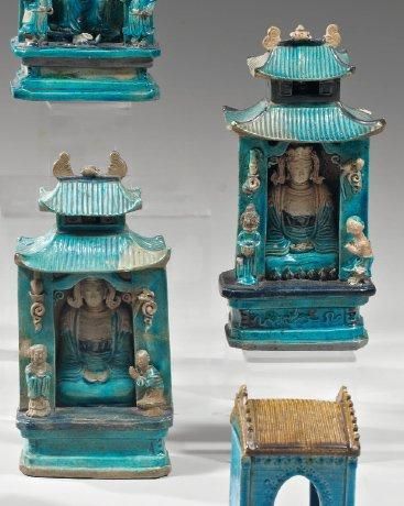 CHINE Deux pagodes en biscuit émaillé bleu turquoise et bleu de cobalt, dans lesquels...