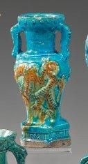 CHINE Vase balustre ajouré en terre à glaçure émaillée turquoise et ocre, décor moulé...
