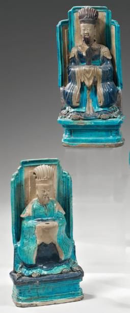 CHINE Deux figurines en biscuit émaillé bleu turquoise et bleu de cobalt, représentant...