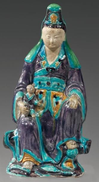 CHINE Grande figurine représentant la déesse Kwan Hin assise sur un rocher tenant...