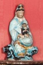 CHINE Deux figurines, l'une représentant la déesse Kwan Hin assise avec un enfant...