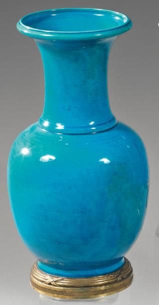 CHINE Vase de forme balustre en biscuit émaillé bleu turquoise. Période Kangxi (1662...