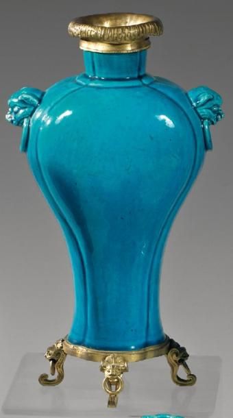 CHINE Vase balustre à panse aplatie et côtes droites, à deux anses formées de têtes...