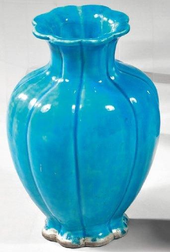 CHINE Vase balustre à côtes de melon, en biscuit émaillé bleu turquoise XVIIème siècle....
