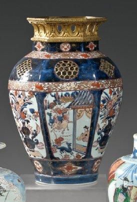 JAPON Vase à pans coupés, ajouré dans la partie haute, décor dans la palette Imari...