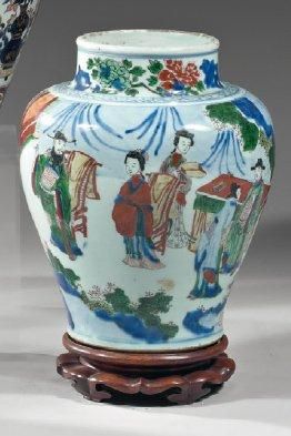CHINE Vase balustre, décor en émaux wucaï d'une scène de cour avec dignitaire, serviteur...