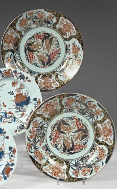JAPON Paire de plats ronds, décor dans la palette Imari de glycine au centre encadrée...