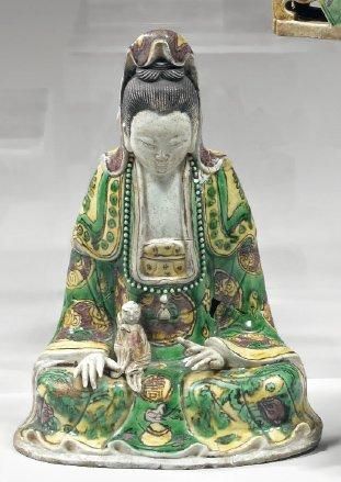 CHINE Figurine représentant la déesse Kwan Hin en tailleur, un enfant sur les genoux,...