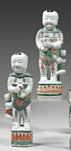 CHINE Deux grandes figurines représentant les jumeaux Ho-Ho tenant un vase dans leur...