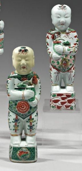 CHINE Deux figurines représentant les jumeaux Ho- Ho tenant dans leur main un vase...