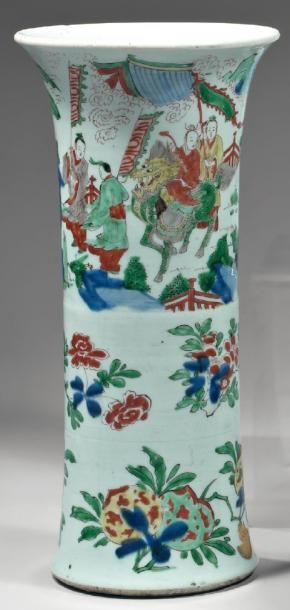 CHINE Vase cornet, décor en émaux wucaï (cinq couleurs) d'un dignitaire tenant un...