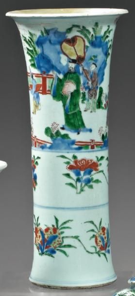 CHINE Vase cornet, décor en émaux wucaï dignitaire debout dans un jardin suivi de...