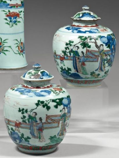 CHINE Paire de vases ovoïdes couverts, décor en émaux wuçaï (cinq couleurs) d'une...