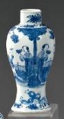 CHINE Petit vase balustre, décor en bleu sous couverte de deux femmes et deux enfants...