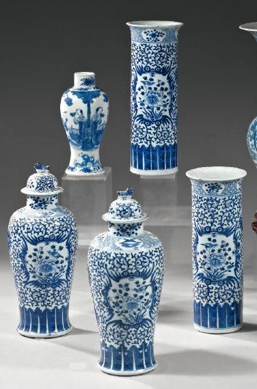CHINE Garniture composé de deux vases cornets et deux potiches couvertes de forme...