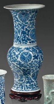 CHINE Vase balustre dit yen yen, décor en bleu sous couverte de fleurs de lotus traitées...