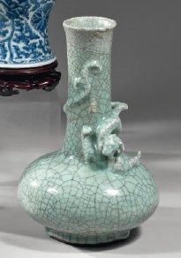 CHINE Vase bouteille, décor en léger relief d'une chimère enroulée au col, à couverte...