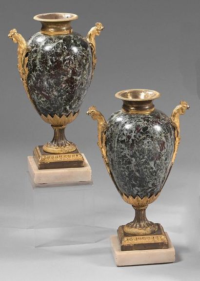 null Paire de vases ovoïdes simulés en bronze ciselé ou doré, marbre vert et blanc...