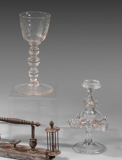 BOHÈME, XIXe siècle 
Gobelet en verre. Le bol gravé de larges têtes de fleurs et...