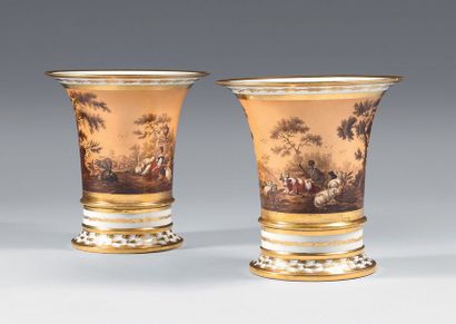 null Paire de vases cornets et leurs bases en porcelaine de Paris du début du XIXe...