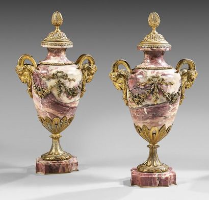 null Paire de vases simulés en marbre fleur de pêcher et bronze ciselé et doré. Les...