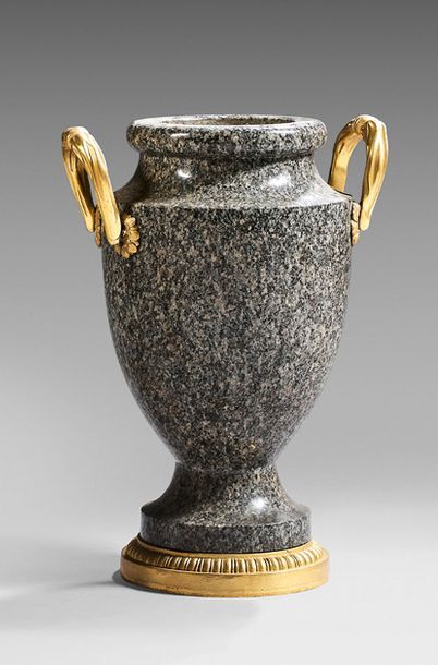 null Vase simulé en granit tourné. La panse ovoïde.
XIXe siècle.
Monture postérieure...