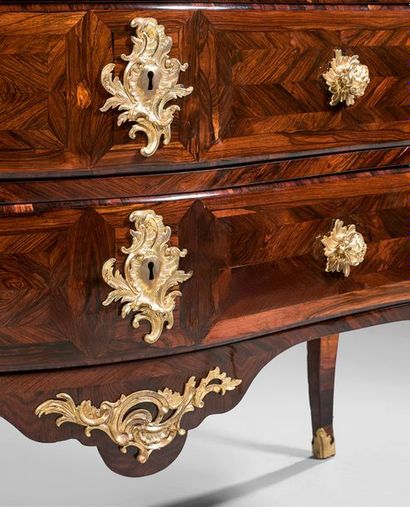 null Large chest of drawers in rosewood quartefeuille in frames of wire or crimp...