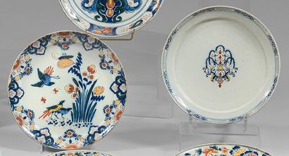 DELFT Coupe godronnée et deux assiettes en faïence à décor polychrome. La coupe à...