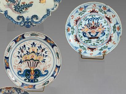 DELFT Deux assiettes en faïence à décor polychrome de panier fleuri.
XVIIIe siècle...