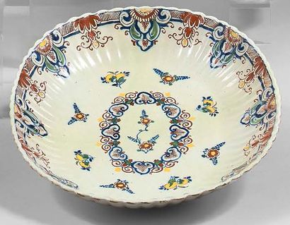 DELFT Coupe ovale à godrons en faïence à décor polychrome dit «cachemire» de fleurs...