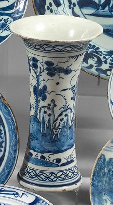 DELFT Vase cornet et petite potiche à pans coupés en faïence à décor de camaïeu bleu....