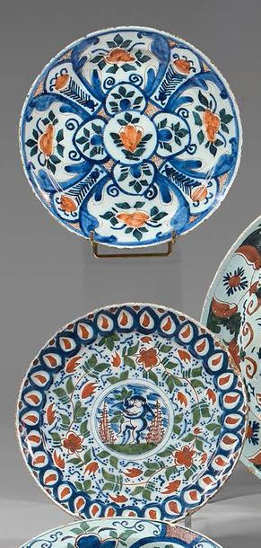 DELFT Five plates, one of which is a hollow, in earthenware with polychrome decoration...